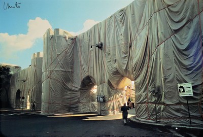 Christo, 1935-2020, Titel: "Wrapped Roman Wall", Offsetdruck auf dünnem Karton, oben links mit schwarzem Stift handsign., stammt aus dem ...