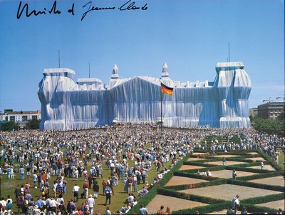 Christo, 1935-2020, Offsetdruck auf dünnem Karton, das Blatt ist oben links mit schwarzem Stift sowohl von Christo als auch seiner Frau Jeanne ...