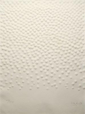 Günther Uecker, geb. 1930, Großer Prägedruck auf Büttenkarton, unten rechts sign., dat. 1989, links unten num. 128/150, Blatt ca. 70x50 cm, R. ...