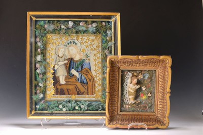Zwei Eingerichte, süddeutsch, um 1900/20. Jh., Wachs-Christkind in Textilie gewickelt, hinter Glas, Christkind ca. 11 cm, gesamt ca. 25 x 28 cm; ...
