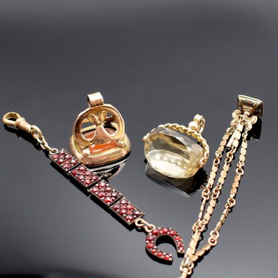 2 Chatelaines, Petschaft und 1 Anhänger in Gold, 2 x GG 333/000, 1x verg., 1 Chatelaine m. Schlüssel, 1 m. Granaten und Karabiner, Petschaft m. ...