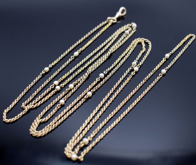 Taschenuhrkette in GG 750/000 mit kleinen Perlen, um 1930, m. Karabiner, L. ca. 85,5 cm, Gesamtgew. ca. 17g, in gebrauchsfähigem Zustand