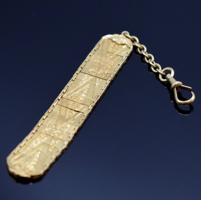Taschenuhr-Chatelaine in GG 750/000, mit Karabiner (defekt), m. schönem Muster, L. ca. 13,5 cm, Gew. ca. 11g, 1x Mittelteil (Plättchen) gebrochen