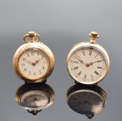 2 offene Damentaschenuhren in RG 585/000, Schweiz um 1890, beide m. Metallcuvette und Emailziffebl. besch., gold. Zeiger, arab. u. röm. Zahlen, ...