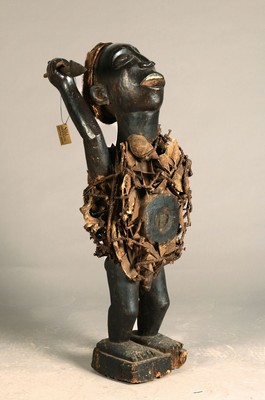 Große Kraftfigur, sog. Nkisi, Kongo, Bakongo, 20. Jh., Holz, beschnitzt, dunkle Patina, Spiegelfetisch, Größe verweist auf gemeinschaftliche ...