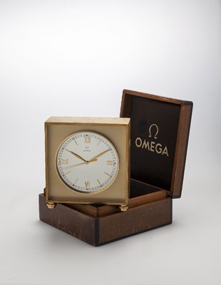 OMEGA seltene 8-Tage Pendulette mit springender Sekunde im originalem Holzkasten, Schweiz um 1945, verg. Geh., Rücks. m. Widmung, silb. Zifferbl. m. ...