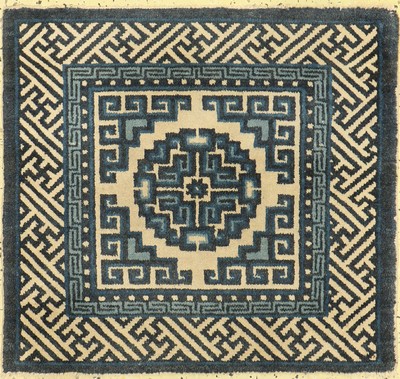 Sitzbankteppich, China, um 1940, Wolle auf Baumwolle, ca. 65 x 61 cm, EHZ: 2