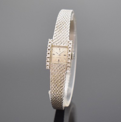 OMEGA Damenarmbanduhr in WG 750/000 Referenz 8104, Schweiz um 1968, Handaufzug, 2-teil. Geh. seitl. m. Diamanten bes., Boden aufgedr., Milanaiseband, ...
