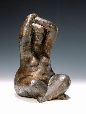 Wanda Pratschke, geb. 1939 in Berlin, tätig in Frankfurt, Bronzeskulptur, sitzender Frauenakt, die Arme über dem Kopf verschränkt,num. 2/20, ...