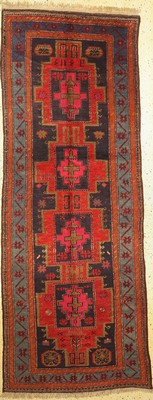 Kazak alt, Kaukasus, datiert 1945 , Wolle auf Wolle, ca. 290 x 113 cm, EHZ: 2