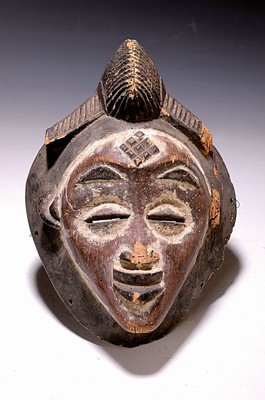 Gesichtsmaske, (Ba)Punu, DR Kongo, 20.Jh., Weichholz geschnitzt, schwarz, rot und weiß gefasst, Ritzdekor, mehrfach best. Altersspuren, Spuren ...