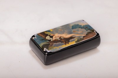 Schnupftabaksdose / Tabatière, deutsch, um 1850, Schwarzlack, Deckel bunt mit Motiv brennender Jungfrau, Jupiter als schwarze Wolke beglückt eine ...