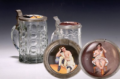 2 Bierkrüge, deutsch, um 1890-1900, farbloses Glas in die Form geblasen, Zinndeckel mit Porzellaneinlagen, diese bunt lithographiert mit weiblichen ...