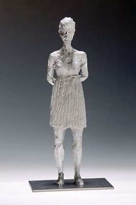 Stephan Balkenhol, geb. 1957, stehende Frau, Metallskulptur/ massiver Antimon Hartbleiguss, auf der Unterseite der Plinthe signiert und num. " ...