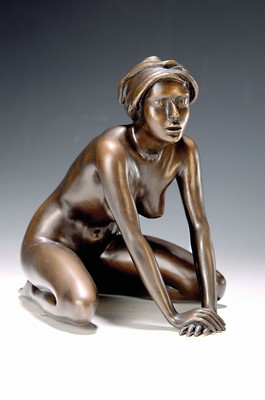 Arno Breker, 1900 Elberfeld-1991 Düsseldorf,"Mädchen mit Tuch", um 1977, knieender, nach vorn gebeugter Mädchenakt mit um den Kopf ...