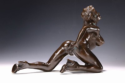 Unbekannter zeitgenössischer Bildhauer, Bronzefigur, patiniert, lasziver Frauenakt, min. oxidiert, Alterssp., H. 21 cm