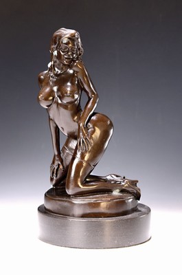 Unbekannter zeitgenössischer Bildhauer, Bronzefigur auf Steinsockel, patiniert, knieender Frauenakt, min. oxidiert, Alterssp.,H. 31 cm, Signatur ...