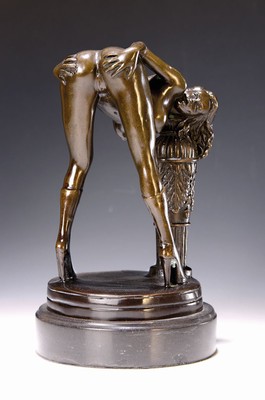 Unbekannter zeitgenössischer Bildhauer, Bronzefigur auf schwarzem Steinsockel, patiniert, Frauenakt an Säulenstumpf, Signatur verschlagen, ...