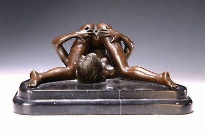 Nino Oliviono, Bildhauer des 20./21.Jh., Bronzefigur, patiniert, auf schwarzem Steinsockel, Frauenakt, signiert, Alterssp., H. 13 cm