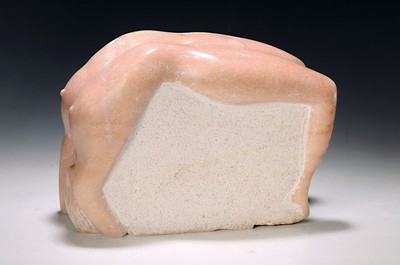 Horest de Menezes, geb. 1941, Skulptur aus portugiesischem Rotmarmor, "Marielle", Frauenakt über einen Stein gelegt, Alterssp., 23x32x12 cm