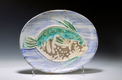 Pablo Picasso, 1881 Malaga-1973 Mougins: ovale Keramik-Platte mit Fischmotiv, Vallauris, um 1953, Empreinta Originale, Galerie Madoura, Fisch auf ...