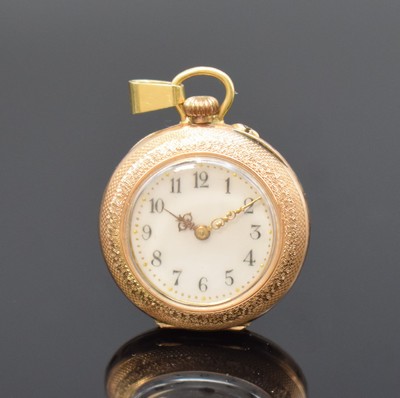 Offene Taschenuhr in GG 585/000, Schweiz um 1900, floral grav. Geh. dell., Metallcuvette, Emailzifferbl. m. arab. Zahlen l. riss. b. 3, gold. Zeiger, ...