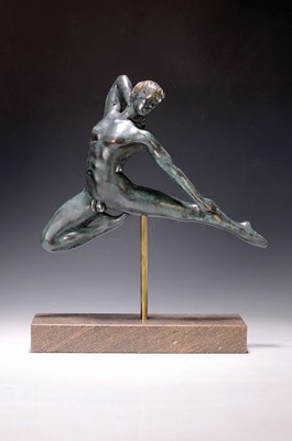 Maximilian Delius, geb. 1958 Ukraine, Studium der Bildhauerei in Lwiw, Bronzeskulptur, grünlich patiniert, männlicher Akt, Darst. im Sprung, Auf ...