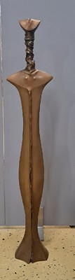Prof. Karl-Heinz Deutsch, geb. 1940 Karlsruhe , Bronzeskulptur, Stele in Form eines gelängten weiblichen Körpers, in stoffliche Falten gelegte ...