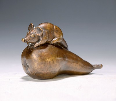 Gernot Rumpf, geb. 1941 Kaiserslautern, Bronzeskulptur, Maus auf Birne sitzend, Monogramm und Gießerstempel, Alterssp., ca. 8 ,5x13x6,5 cm