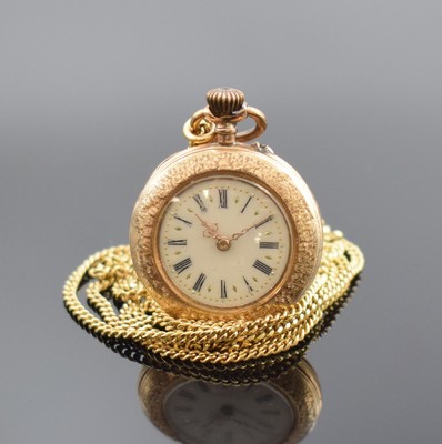 Offene Damentaschenuhr in RG 585/000 mit Kette in GG 333/000, Schweiz um 1890, Kette sp., floral grav. Geh., Metallcuvette, Emailzifferbl. m. röm. ...