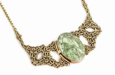 Collier mit Achat, 835er Silber verg., Mittelteil mit ovaler grün-weißer Achat -Scheibe, Kastenschloss in Mittelteil, L. ca. 46 cm