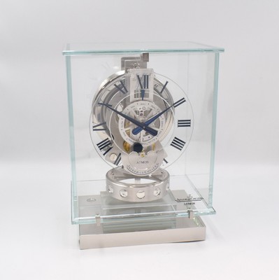 Jaeger-LeCoultre Atmos Classic Phase de Lune Transparente Referenz Q5145201, Schweiz um 2013, 6-seitig vergl. Geh. auf rhod. Standfuß, ...