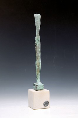 Laszlo Taubert, geb. 1966, Bronzestele, männlicher Körper auf quadratischem Sockel, weißer Marmorsockel, Unikatcharakter, am Bodenaltes ...
