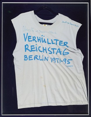 Christo und Jean-Claude, Shirt zum Projekt Verhüllter Reichstag Berlin 1971-95, im Druck auf der li. Schulter signiert, original Handsignatur von ...
