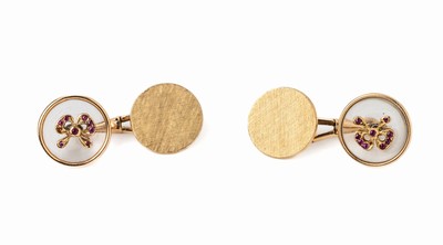 Paar 14 kt Gold Rubin-Manschettenknöpfe, RG585/000, um 1920, Bergkristalleinlagen, aufgelegte Schleife ausgefasst mit rundfacett.Rubinen zus. ca. ...