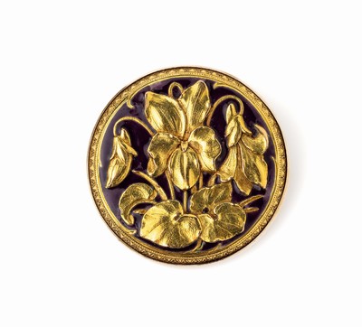 9 kt Gold Brosche, wohl England um 1900, GG 375/000 gepr., lilafarb. emailliert, plastischer Blumendekor, D ca. 3 cm, rücks. verbödet, ca. 14.4 g