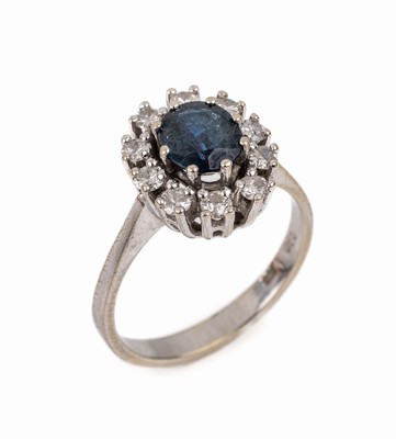 14 kt Gold Saphir-Brillant-Ring, WG 585/000, ovalfacett. Saphir ca. 0.80 ct, 10 Brillanten zus. ca. 0.50 ct Weiß/si-p 1, RW 54, total ca. 3.9 g