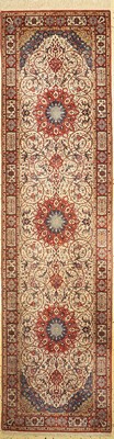Esfahan fein, China, ca. 50 Jahre, Korkwolle auf Seide, ca. 310 x 81 cm, EHZ: 2, (Mottenfraß am Rändern)