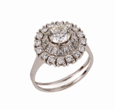 18 kt Gold Diamant-Ring, WG 750/000, Ringkopf in mehreren Ebenen aufgebaut, mittig mit einem Brillant ca. 1.15 ct Weiß-l.get. Weiß/si-p, umgeben ...