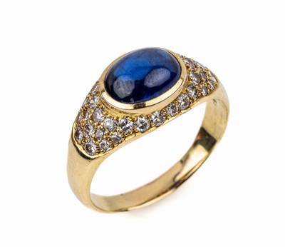 14 kt Gold Saphir-Diamant-Ring, GG 585/000,ovaler Saphircabochon ca. 3.43 ct, umgeben vonBrillanten und Diamanten zus. ca. 1.20 ct feines ...