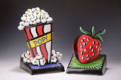 Burton Morris, geb. 1964 Pittsburgh/USA, 2 Porzellanobjekte, Firma Goebel, Serie Artis Oribis, Erdbeere, num. 107/500, H. ca. 27cm, Popcorn, num. ...