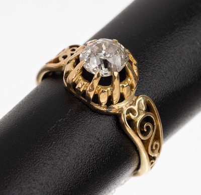 18 kt Gold Diamant Ring, um 1880, GG 750/ 000, mittiger Altschliffdiamant ca. 0.70 ct Weiß/p, Krappenfassungen, Schultern mit Durchbrucharbeit, ca. ...