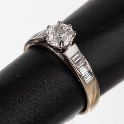 18 kt Gold Diamant Ring, GG/WG 750/000, Altschliffdiamant ca. 0.75 ct Weiß/p1, seitl. 8 Diamantbaguettes zus. ca. 0.40 ct Weiß/vs- si, RW 53, ca. ...