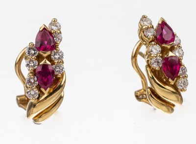 Paar 18 kt Gold Rubin Brillant Ohrstecker, GG 750/000, 4 facett. Rubintropfen zus. ca. 1.00 ct, 16 Brillanten zus. ca. 0.60 ct feinesWeiß/vvs-vs, ...
