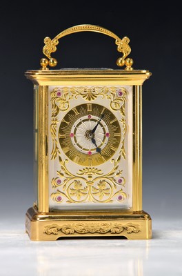 Tischuhr Igor Carl Fabergé, um 1930/40, vergoldetes Messinggehäuse in der Corniche Form, z.T. graviert, seltene Henkelform, allseitig facett. ...