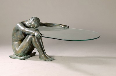 Guido Mariani, geb. 1950, große Bronze- Skulptur bzw. Beistelltisch, sitzender weiblicher Akt, eingeschobene facettierte Glasplatte, signiert, ca. ...
