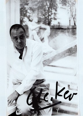 Günther Uecker, geb. 1930, Fotoporträt des Künstlers mit handschriftlicher Signatur, rückseitig gestempelt Günther Uecker, ca. 17 x 11 cm