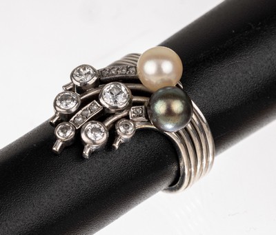 14 kt Gold Diamant-Zuchtperlen-Ring, WG 585/000, asymm. Schiene, mittig mit grauer undweißer Perle, D. ca. 6.1 mm, strahlenf. bes. mit 8 ...