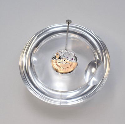 OMEGA Kaliber 8501 seltenes Schauwerk mit Rotor und Unruhbrücke in Gold 750/000, Schweiz um 2020, 2-Tlg. Kugelförmiges Acryl- Geh. m. Lupen-Effekt, ...