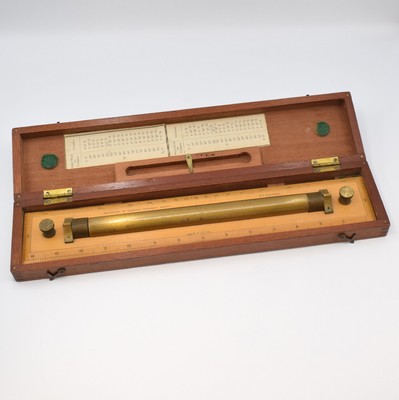 W. H. HARLING / J. W. THOMPSON Parallellineal in original Mahagoni-Box, England 19. Jhd., sign. Box m. 2 Verschlüssen, Tabelle für ...